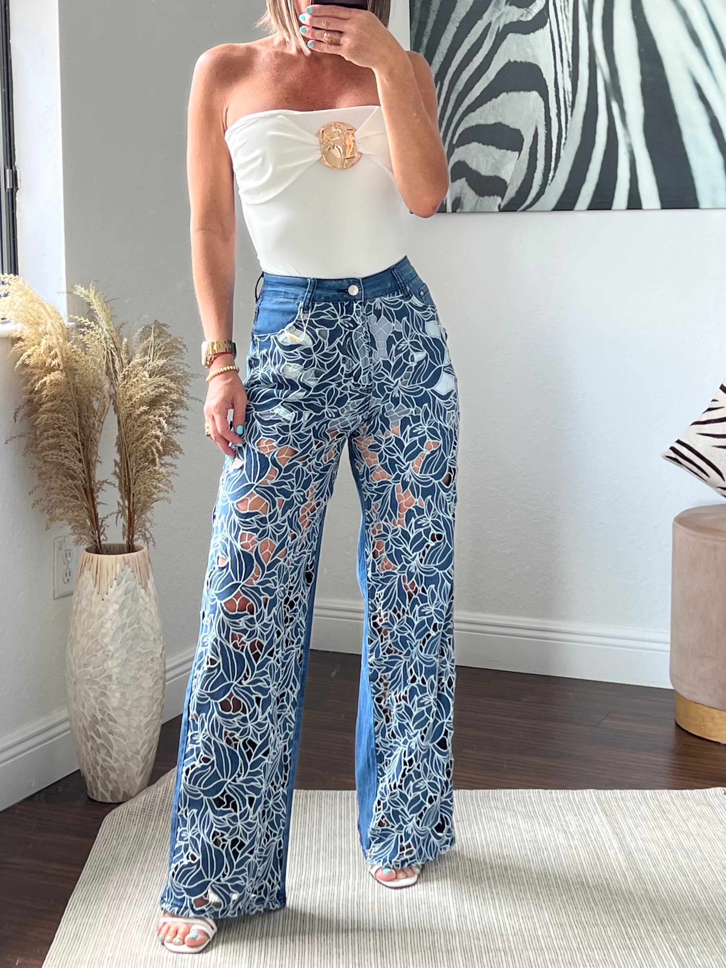 Flowers embroidered    jeans