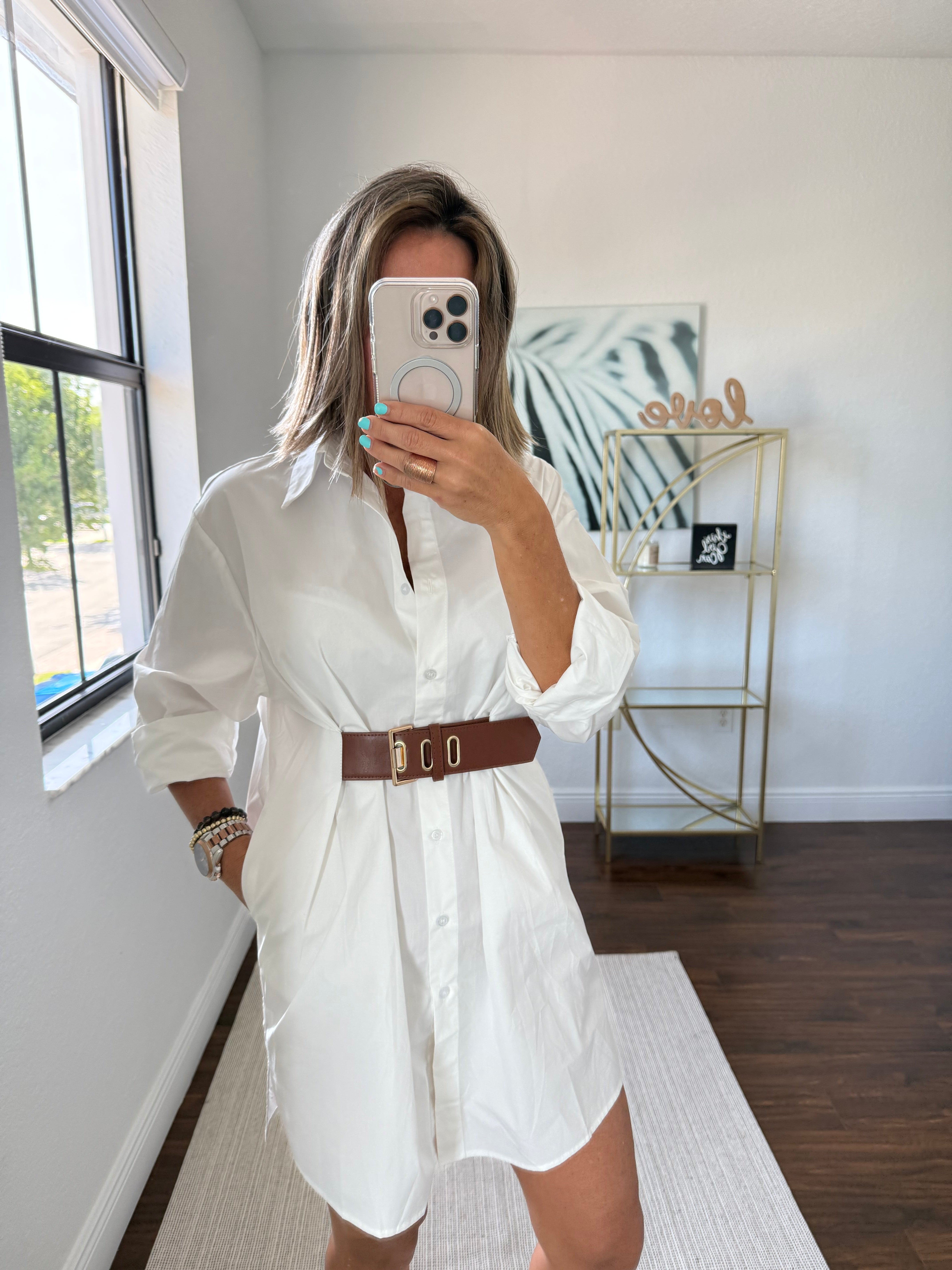 White Tunic-Style Top with Long Sleeves and Leather Belt