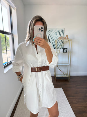 White Tunic-Style Top with Long Sleeves and Leather Belt
