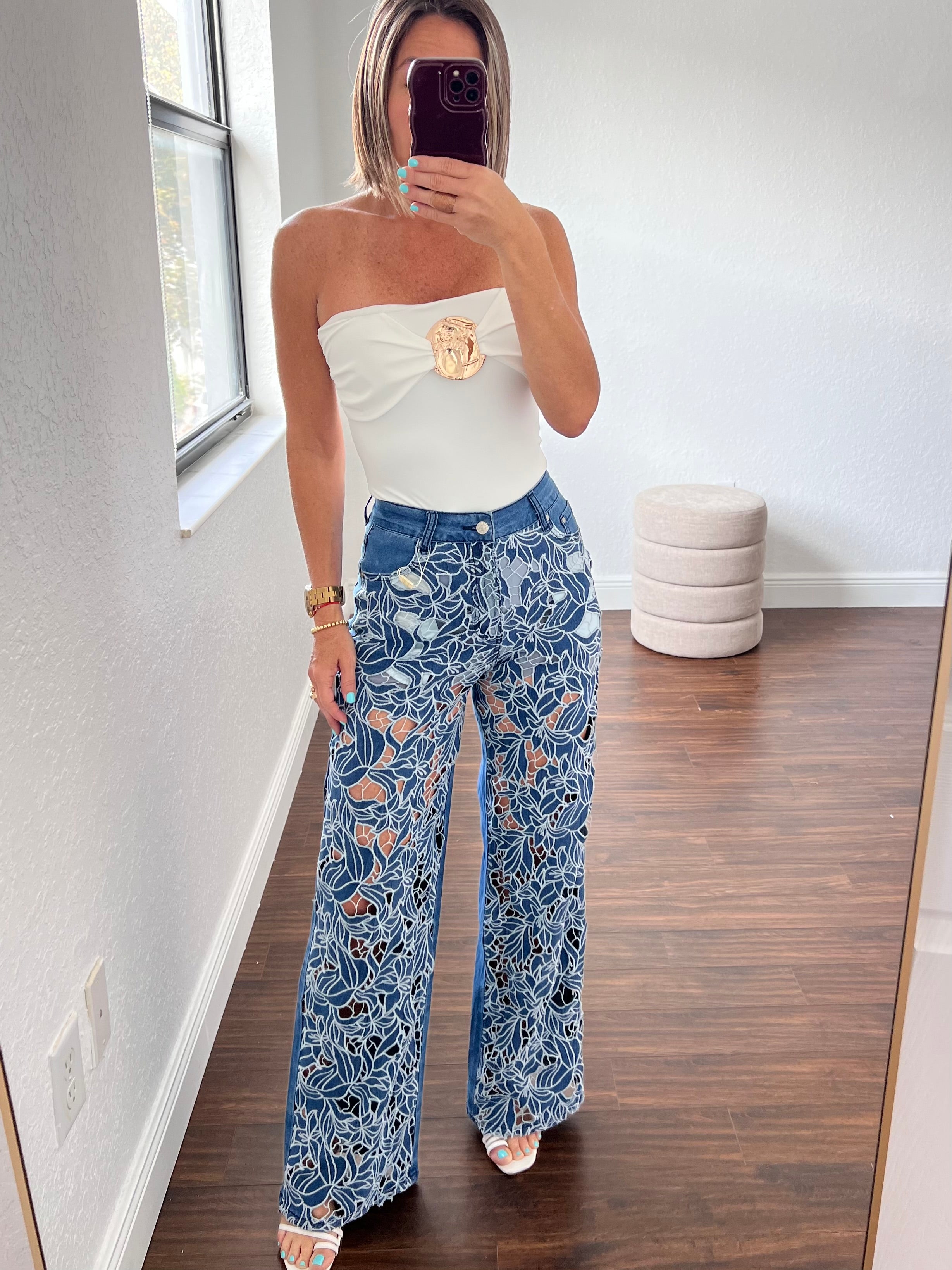 Flowers embroidered    jeans