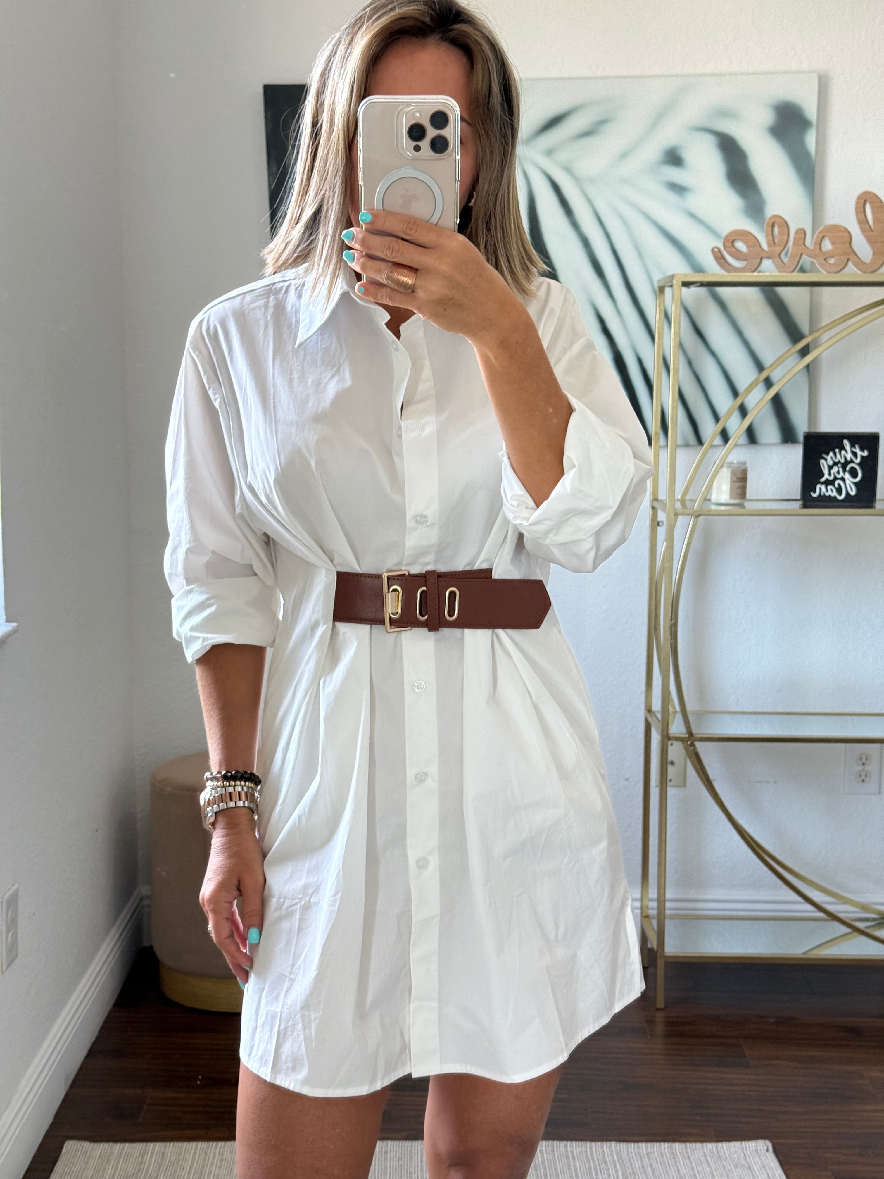 White Tunic-Style Top with Long Sleeves and Leather Belt
