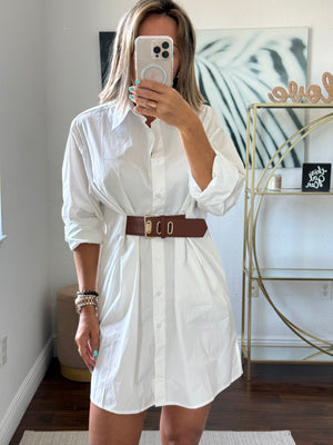 White Tunic-Style Top with Long Sleeves and Leather Belt