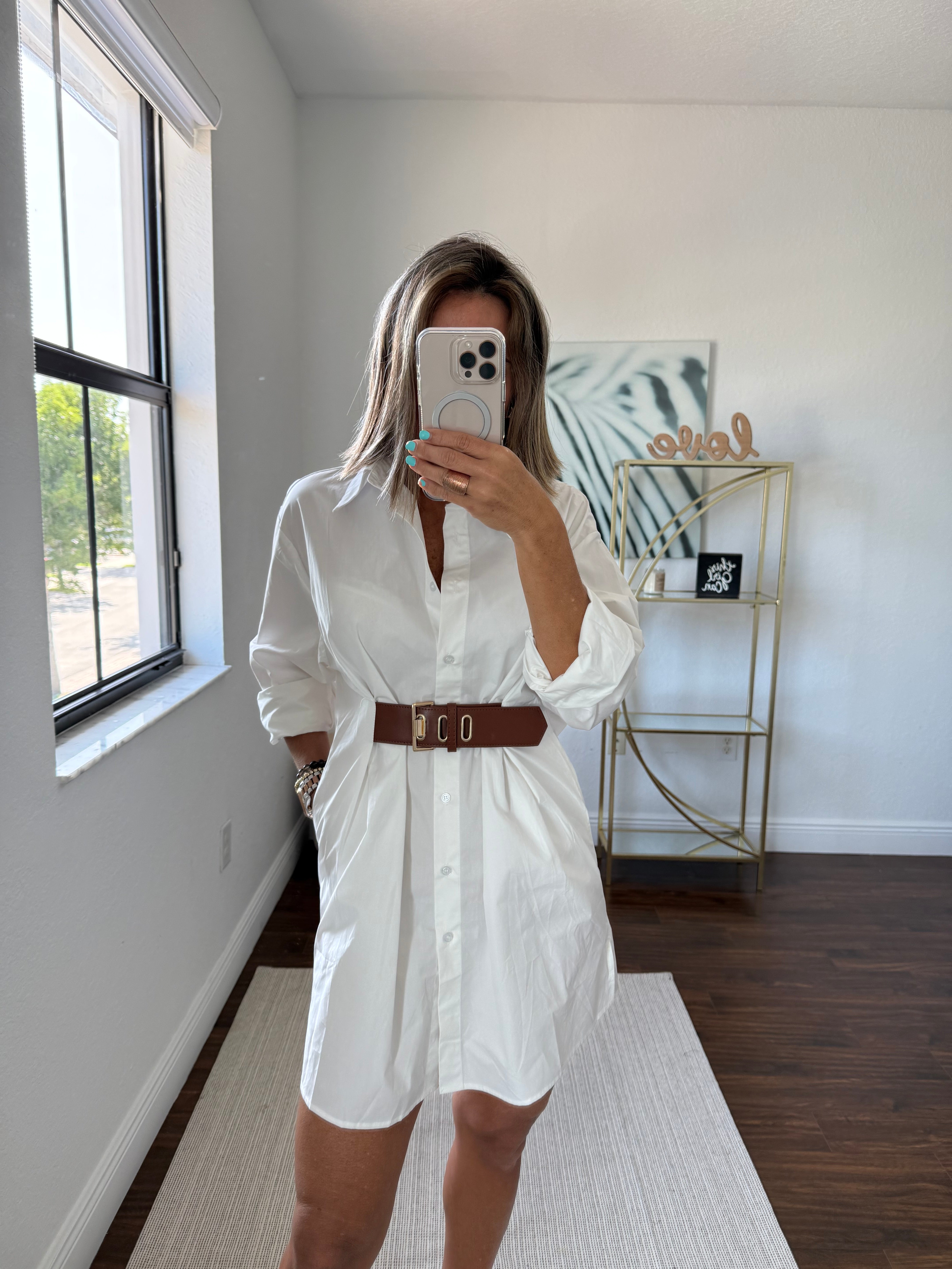 White Tunic-Style Top with Long Sleeves and Leather Belt