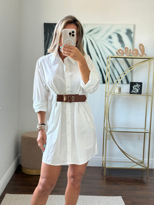 White Tunic-Style Top with Long Sleeves and Leather Belt
