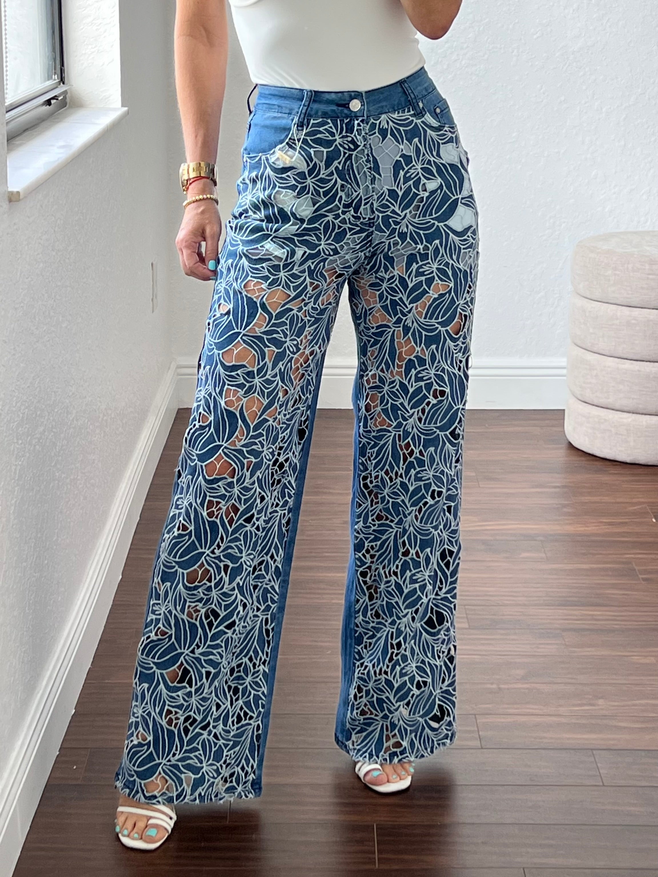 Flowers embroidered    jeans